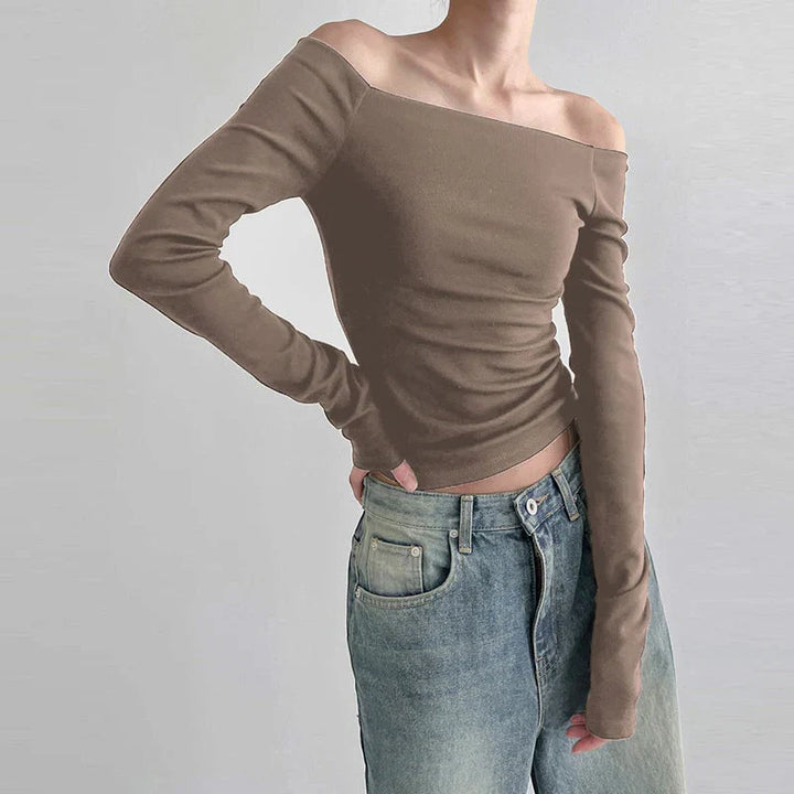 "Svart dam off-shoulder topp med långa ärmar, elastisk halsringning och bekvämt material, idealisk för många tillfällen."