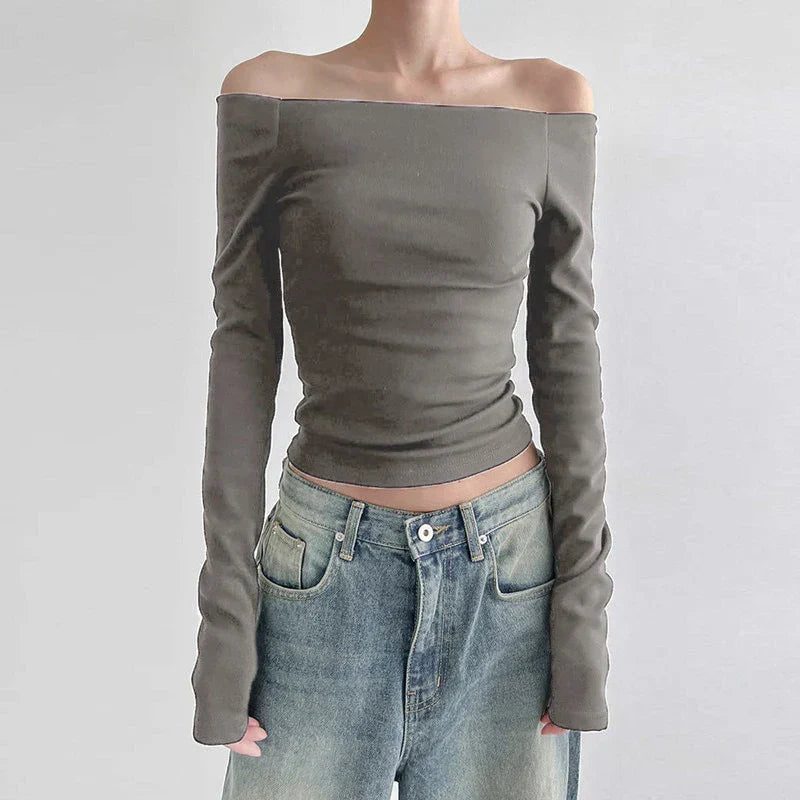 "Svart dam off-shoulder topp med långa ärmar, elastisk halsringning och bekvämt material, idealisk för många tillfällen."