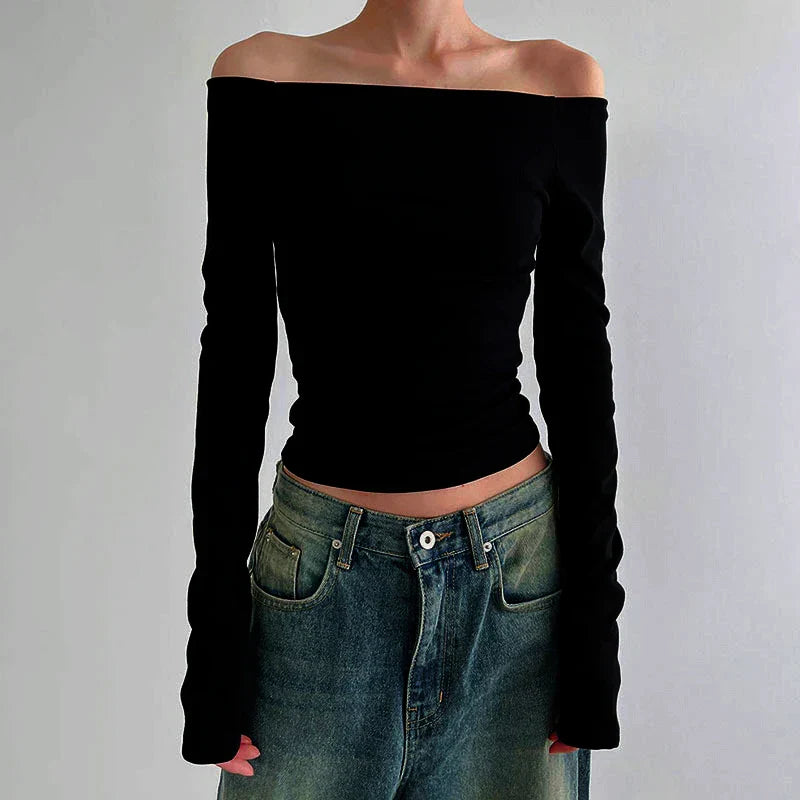 "Svart dam off-shoulder topp med långa ärmar, elastisk halsringning och bekvämt material, idealisk för många tillfällen."