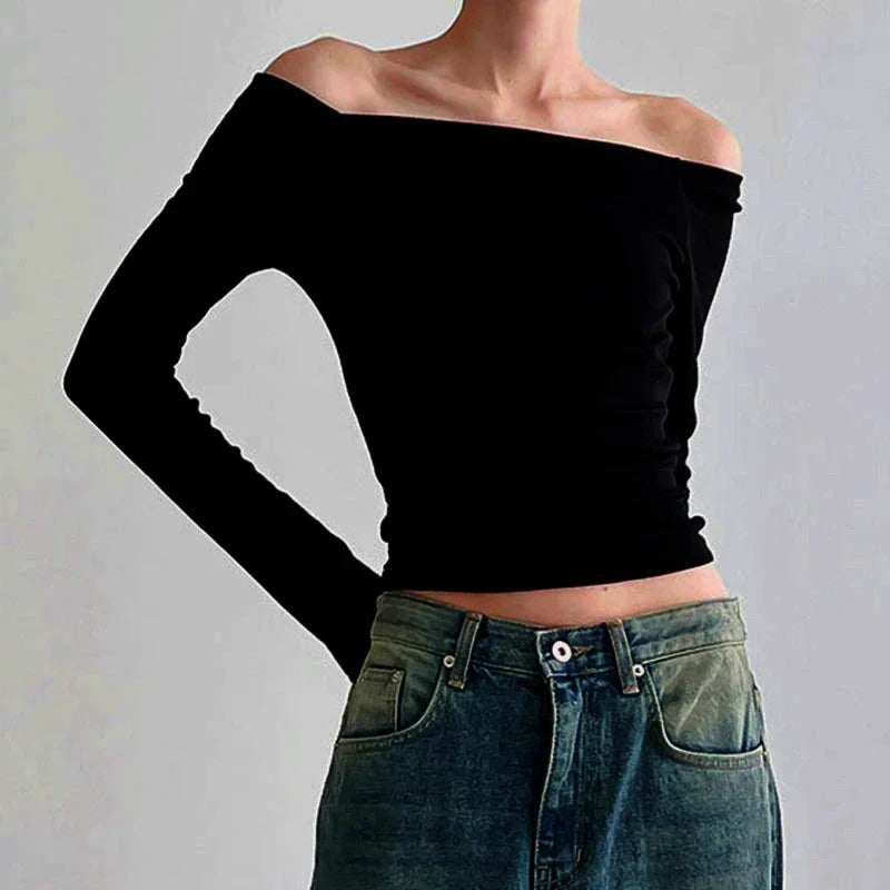 "Svart dam off-shoulder topp med långa ärmar, elastisk halsringning och bekvämt material, idealisk för många tillfällen."