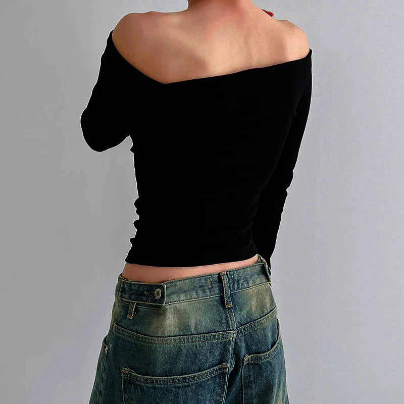 "Svart dam off-shoulder topp med långa ärmar, elastisk halsringning och bekvämt material, idealisk för många tillfällen."