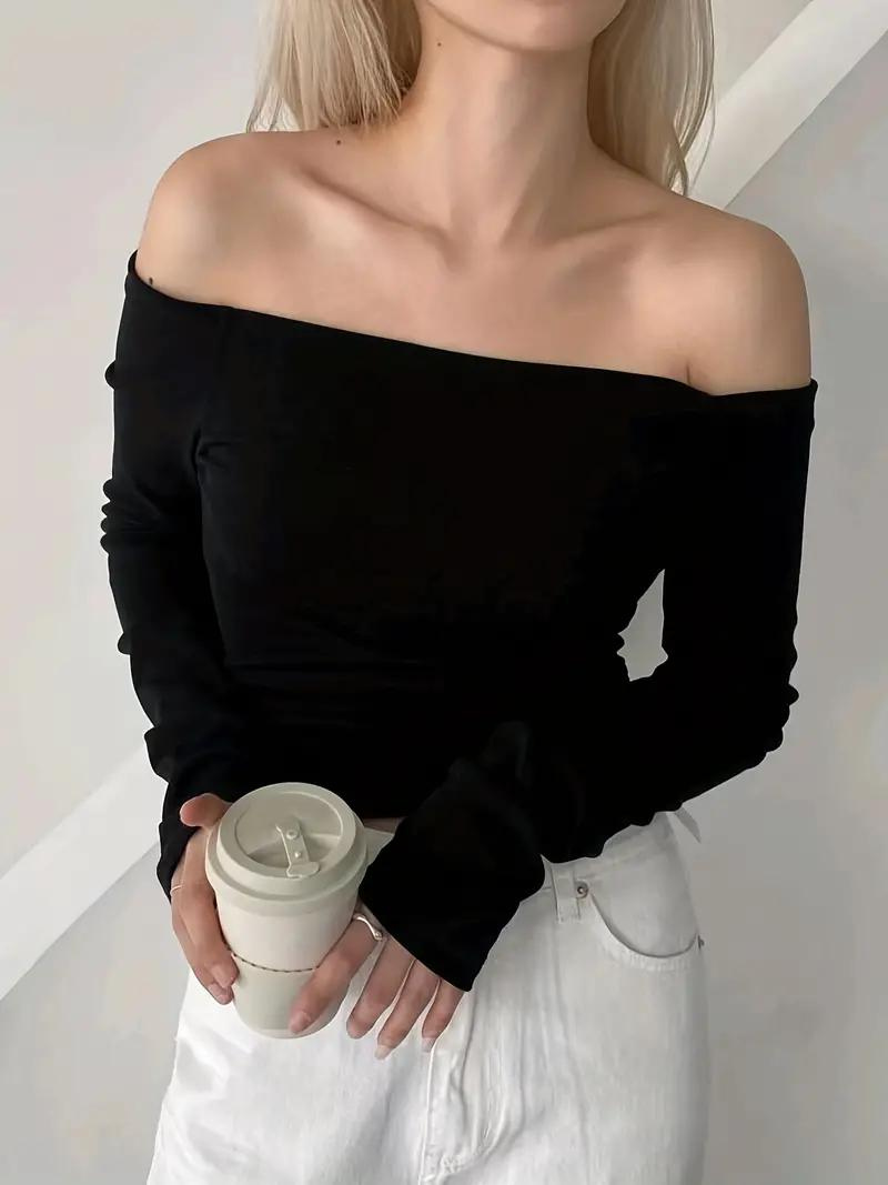 "Svart dam off-shoulder topp med långa ärmar, elastisk halsringning och bekvämt material, idealisk för många tillfällen."