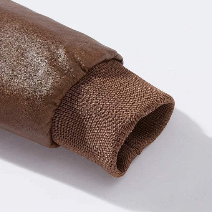 Herr vinter bikerjacka i svart PU-läder med isolerat foder och broderade detaljer, stilren och hållbar design.