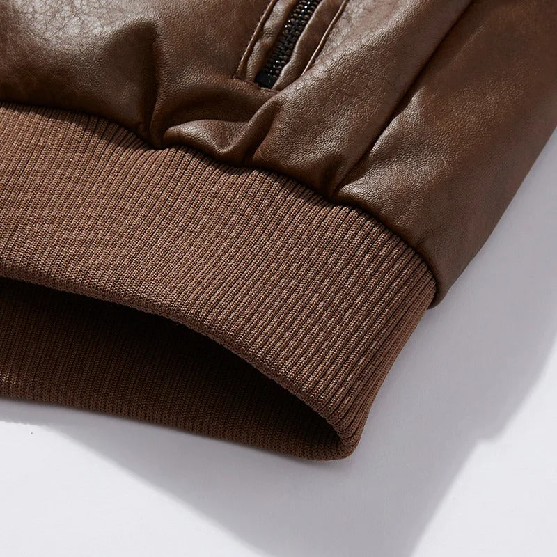 Herr vinter bikerjacka i svart PU-läder med isolerat foder och broderade detaljer, stilren och hållbar design.