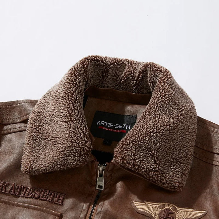 Herr vinter bikerjacka i kaffe-PU-läder med isolerat foder och broderade detaljer, stilren och hållbar design.