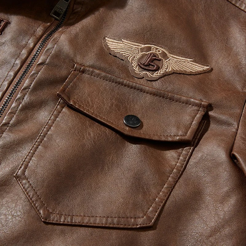 Herr vinter bikerjacka i kaffe-PU-läder med isolerat foder och broderade detaljer, stilren och hållbar design.