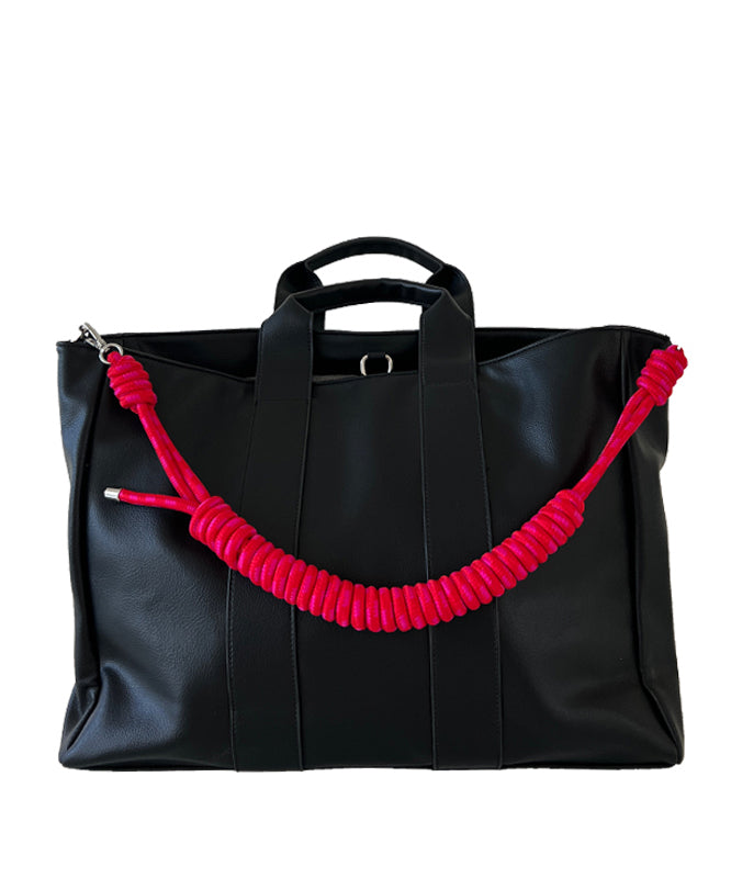 "Svart konstläder damhandväska med rymlig design, flera innerfickor, stilfull och funktionell för dagligt bruk."