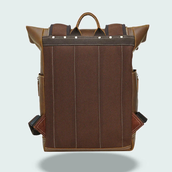 Svart läderryggsäck för män med vintage-stil, ergonomiska remmar och praktiska fack, perfekt för äventyr.