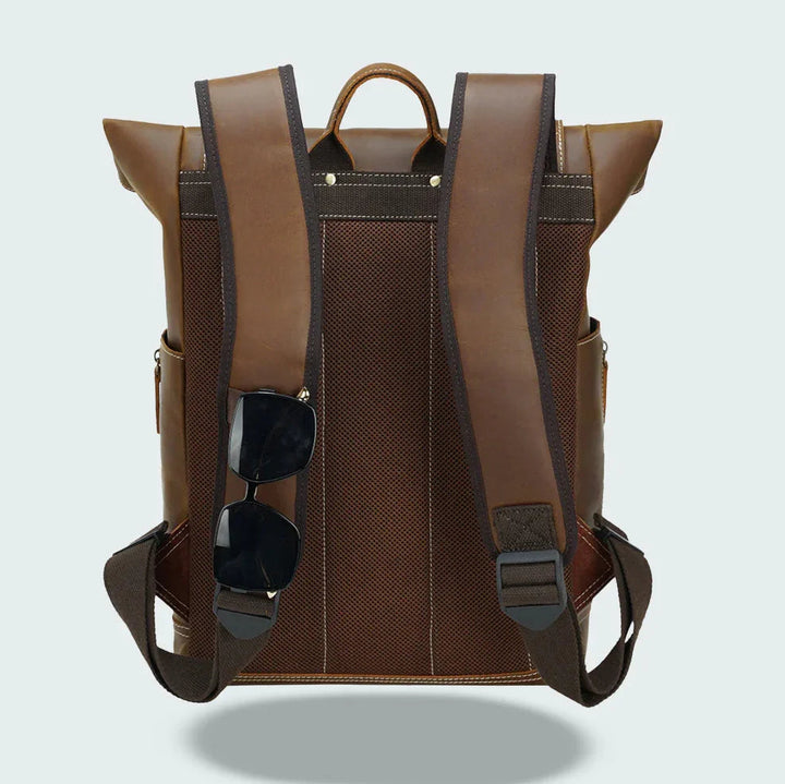 Svart läderryggsäck för män med vintage-stil, ergonomiska remmar och praktiska fack, perfekt för äventyr.