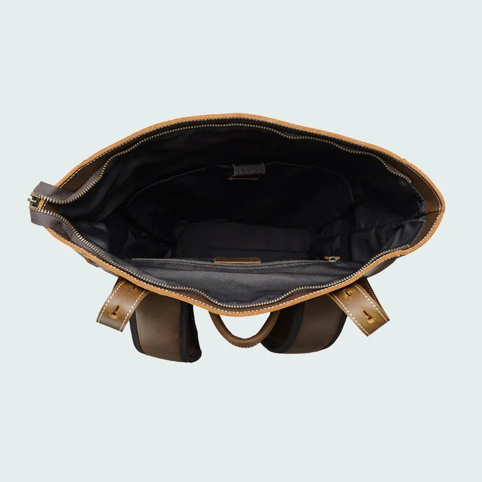 Svart läderryggsäck för män med vintage-stil, ergonomiska remmar och praktiska fack, perfekt för äventyr.