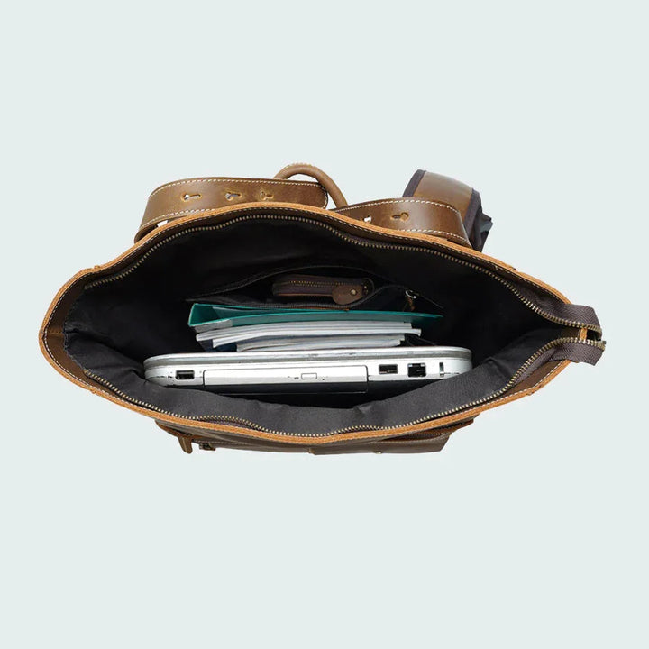 Svart läderryggsäck för män med vintage-stil, ergonomiska remmar och praktiska fack, perfekt för äventyr.