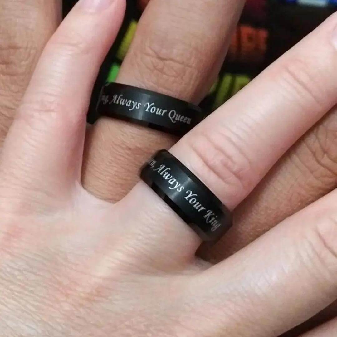 "Svart löftesring i rostfritt stål, stilren och symbolisk, perfekt för par och alla tillfällen, för män och kvinnor."