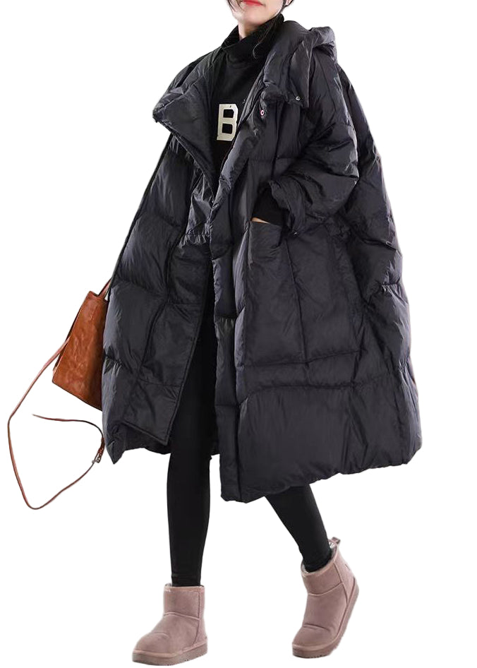 Svart lång damdunjacka med luva, elegant patchwork-design, plus size, fickor fram, perfekt för vinterbruk.