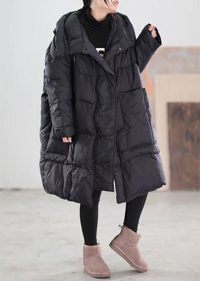 Svart lång damdunjacka med luva, elegant patchwork-design, plus size, fickor fram, perfekt för vinterbruk.