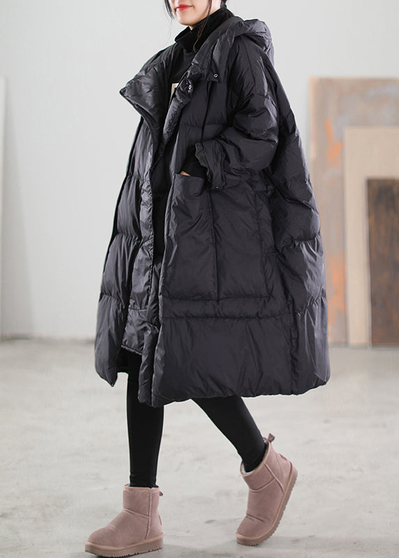 Svart lång damdunjacka med luva, elegant patchwork-design, plus size, fickor fram, perfekt för vinterbruk.