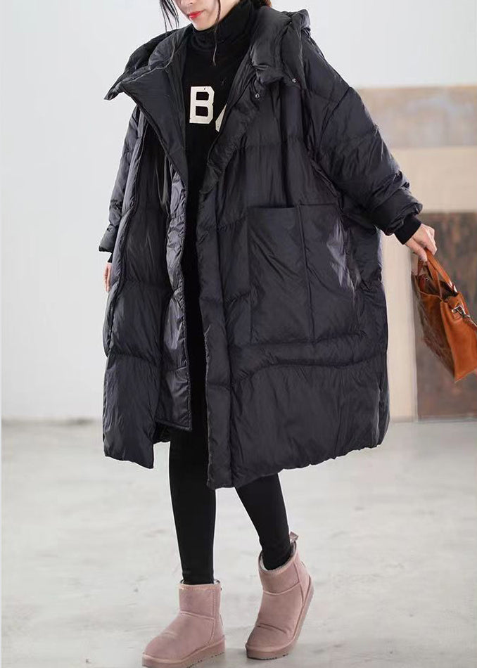 Svart lång damdunjacka med luva, elegant patchwork-design, plus size, fickor fram, perfekt för vinterbruk.