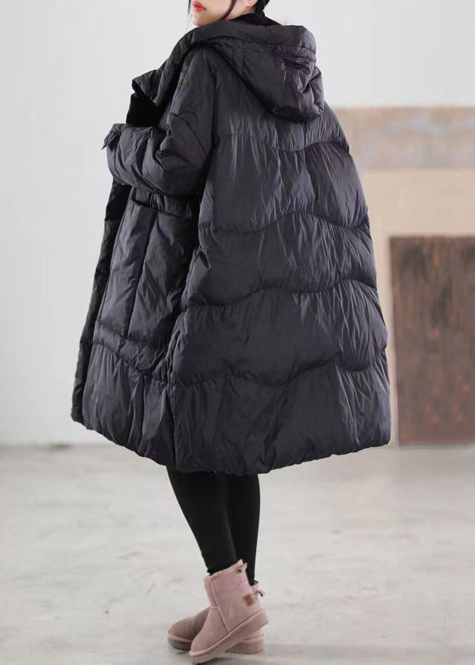 Svart lång damdunjacka med luva, elegant patchwork-design, plus size, fickor fram, perfekt för vinterbruk.