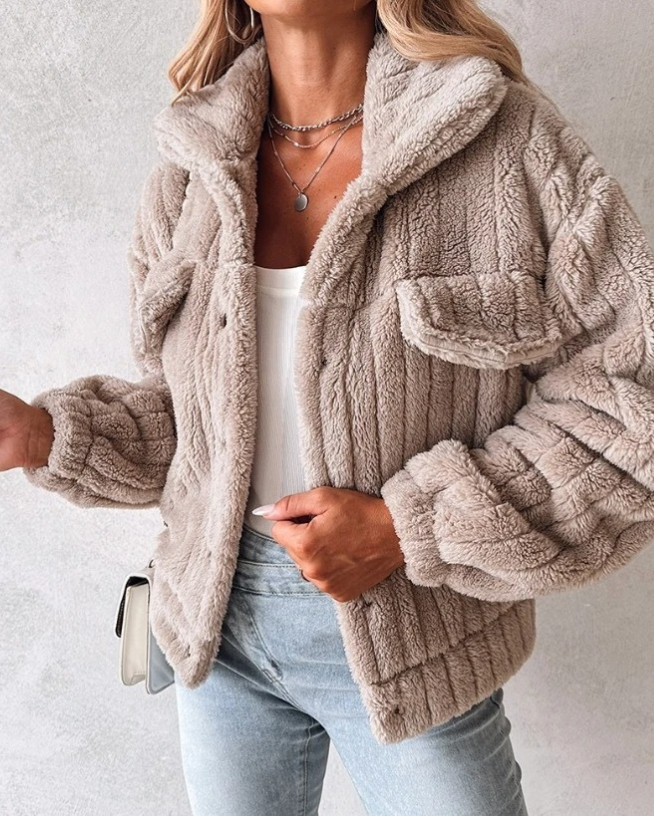 "Svart lång teddyjacka för damer, chic stil, mjuk textur, elegant avslappnad passform för alla säsonger."