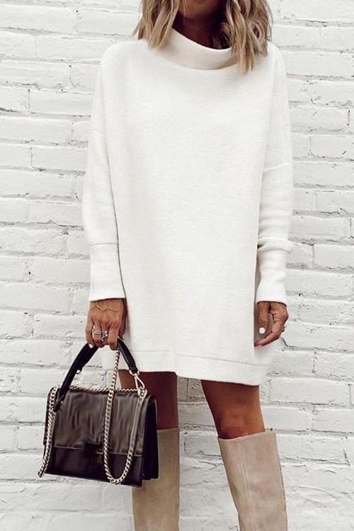 "Svart miniklänning med mockneck och långärmade drop shoulders, elegant design för stil och komfort i olika tillfällen."