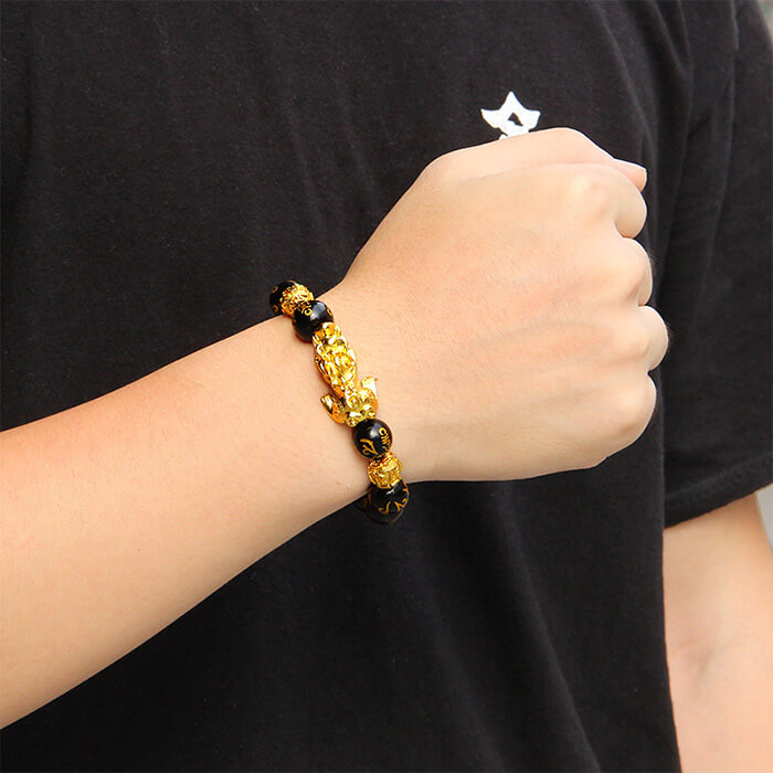 "Svart obsidian armband med Pi Xiu-detaljer, eleganta pärlor för rikedom och skydd, perfekt damaccessoar."