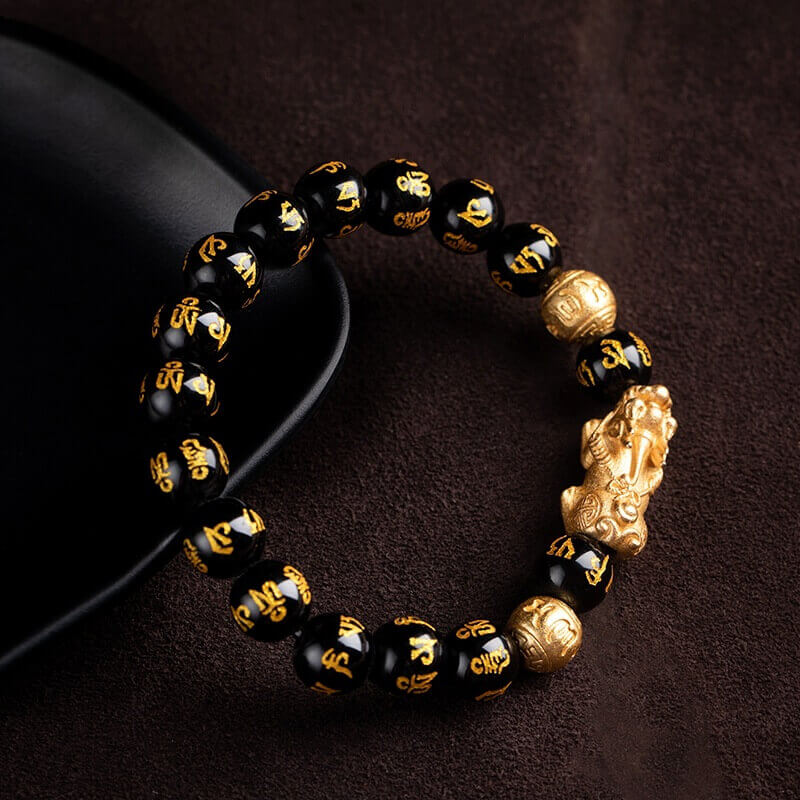 "Svart obsidian armband med Pi Xiu-detaljer, eleganta pärlor för rikedom och skydd, perfekt damaccessoar."