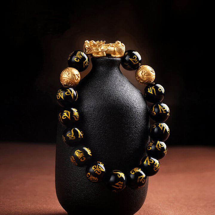 "Svart obsidian armband med Pi Xiu-detaljer, eleganta pärlor för rikedom och skydd, perfekt damaccessoar."