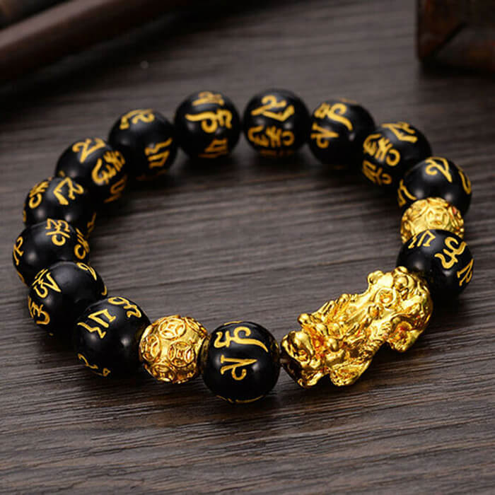 "Svart obsidian armband med Pi Xiu-detaljer, eleganta pärlor för rikedom och skydd, perfekt damaccessoar."