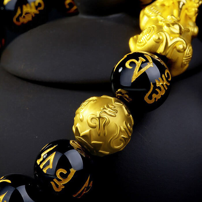 "Svart obsidian armband med Pi Xiu-detaljer, eleganta pärlor för rikedom och skydd, perfekt damaccessoar."