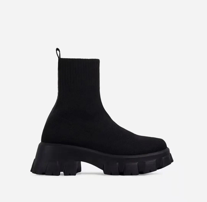 "Svart och vit fritidssko för kvinnor med tjock sula, rund tå och slip-on design, i modern stil och hållbar konstruktion."