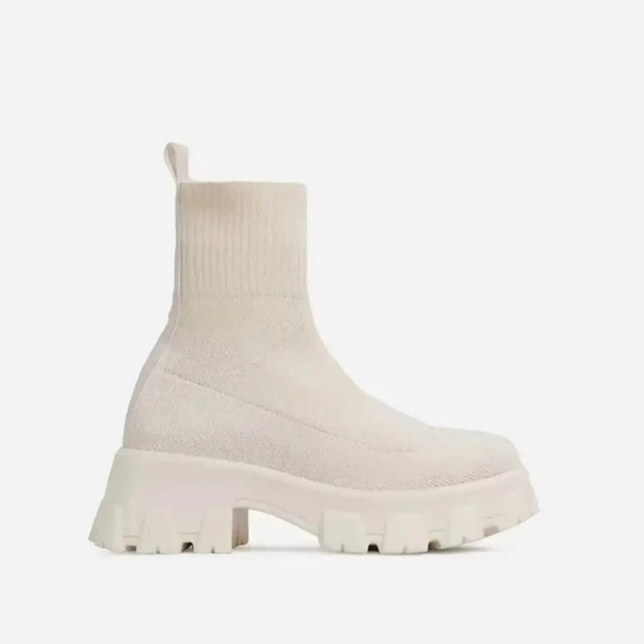 "Svart och vit fritidssko för kvinnor med tjock sula, rund tå och slip-on design, i modern stil och hållbar konstruktion."