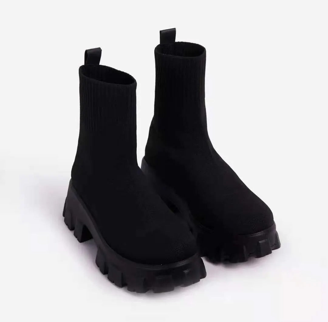 "Svart och vit fritidssko för kvinnor med tjock sula, rund tå och slip-on design, i modern stil och hållbar konstruktion."