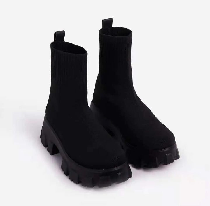 "Svart och vit fritidssko för kvinnor med tjock sula, rund tå och slip-on design, i modern stil och hållbar konstruktion."