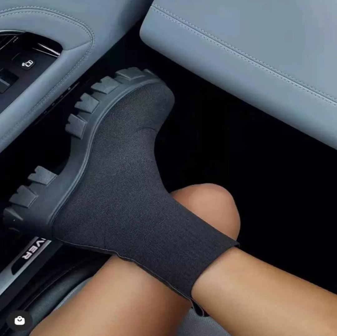 "Svart och vit fritidssko för kvinnor med tjock sula, rund tå och slip-on design, i modern stil och hållbar konstruktion."