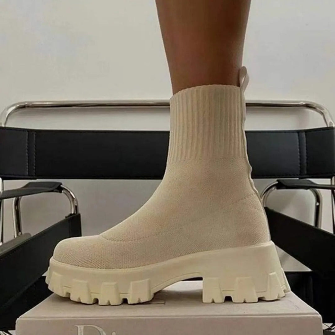 "Svart och vit fritidssko för kvinnor med tjock sula, rund tå och slip-on design, i modern stil och hållbar konstruktion."