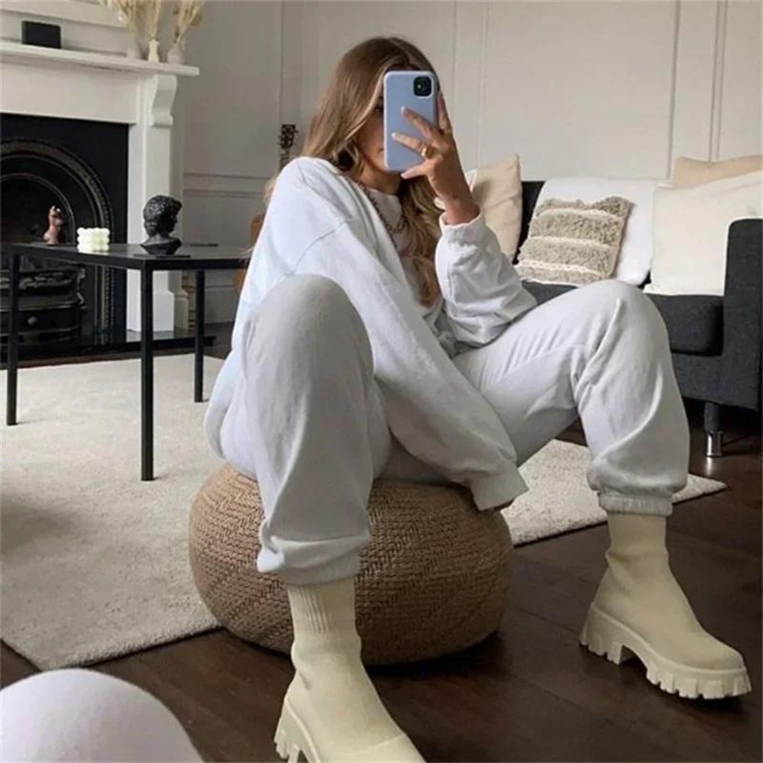 "Svart och vit fritidssko för kvinnor med tjock sula, rund tå och slip-on design, i modern stil och hållbar konstruktion."