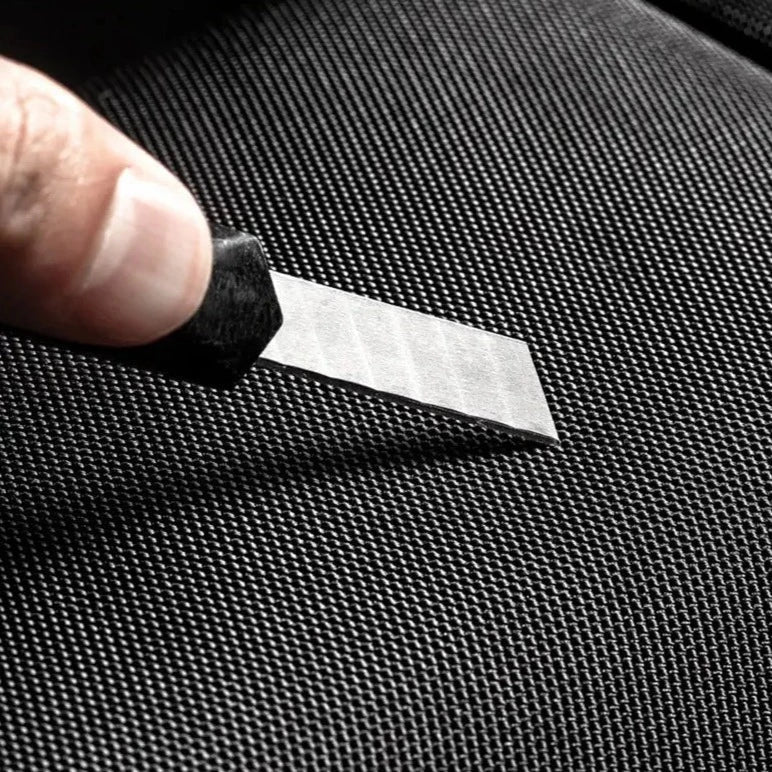 "Svart stöldskyddande axelväska med USB för män och kvinnor, vattentätt Oxford-tyg, justerbara remmar, elegant design."