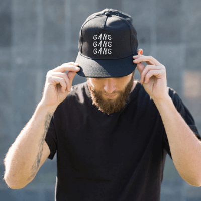 "Svart unisex baseballkeps med justerbar rem, böjd visir och broderade bokstäver. Accessoar för stil och komfort."
