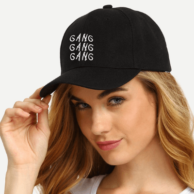 "Svart unisex baseballkeps med justerbar rem, böjd visir och broderade bokstäver. Accessoar för stil och komfort."