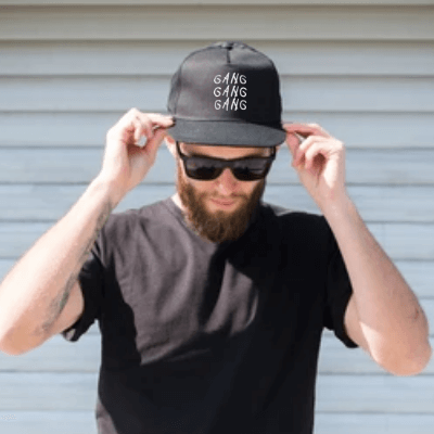 "Svart unisex baseballkeps med justerbar rem, böjd visir och broderade bokstäver. Accessoar för stil och komfort."