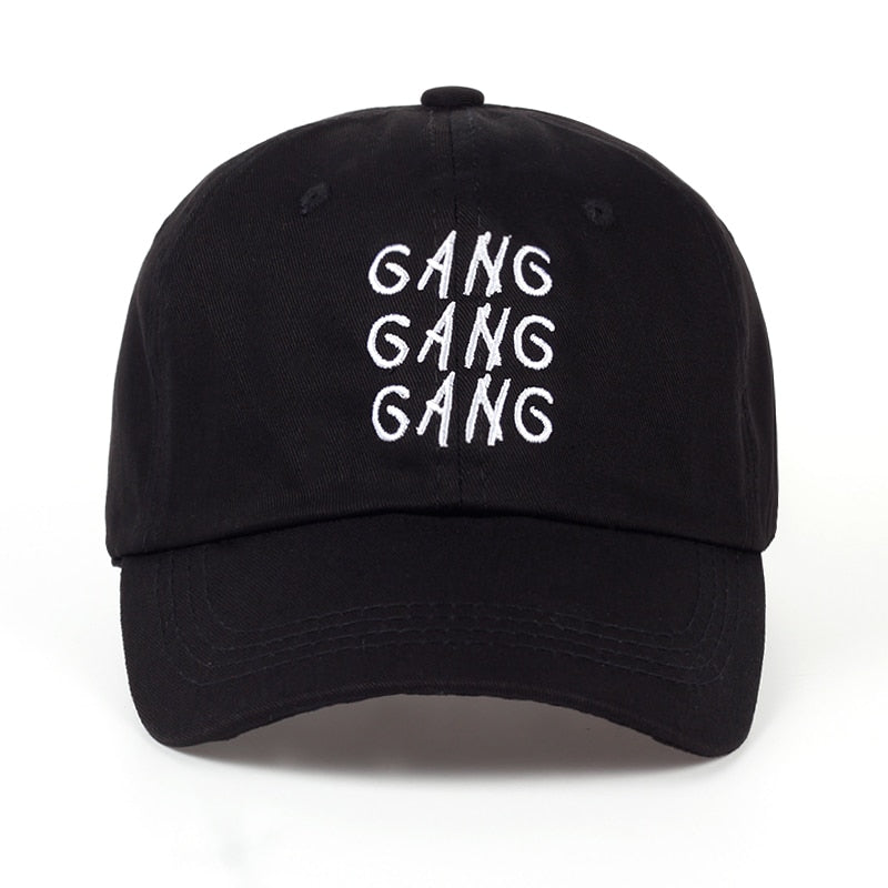"Svart unisex baseballkeps med justerbar rem, böjd visir och broderade bokstäver. Accessoar för stil och komfort."