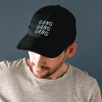 "Svart unisex baseballkeps med justerbar rem, böjd visir och broderade bokstäver. Accessoar för stil och komfort."