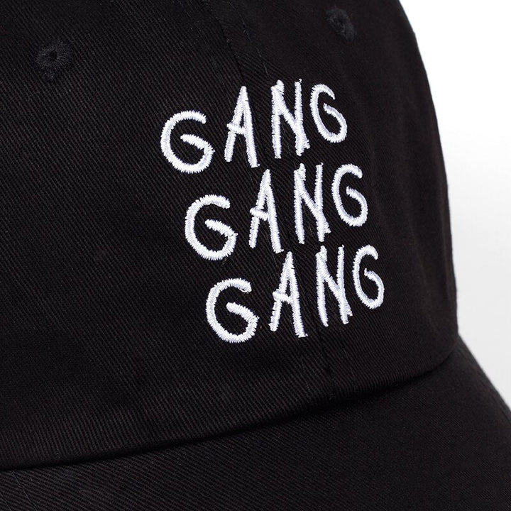 "Svart unisex baseballkeps med justerbar rem, böjd visir och broderade bokstäver. Accessoar för stil och komfort."