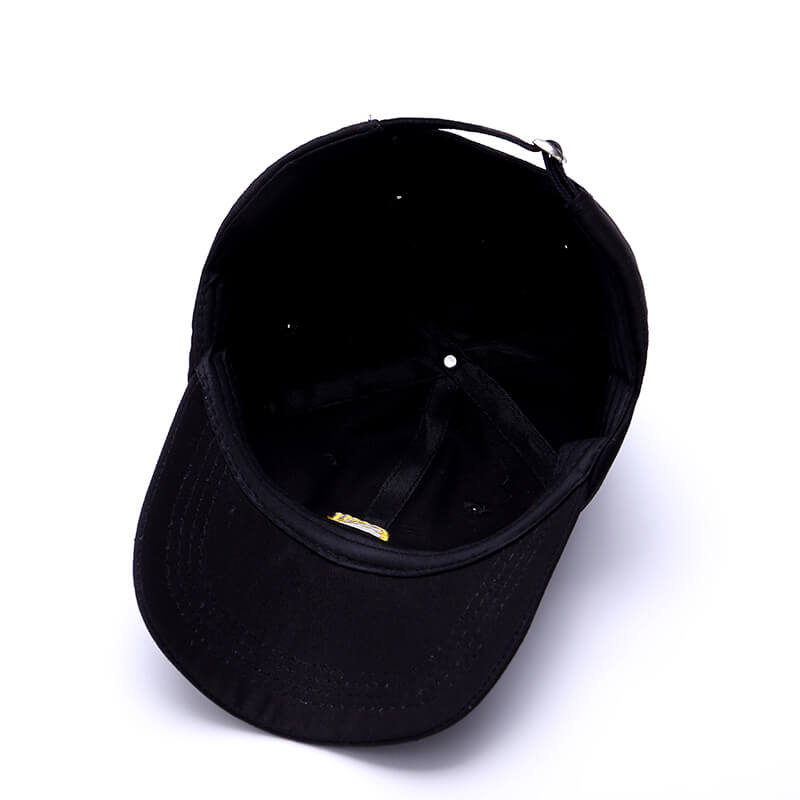 "Svart unisex baseballkeps med justerbar rem, böjd visir och broderade bokstäver. Accessoar för stil och komfort."