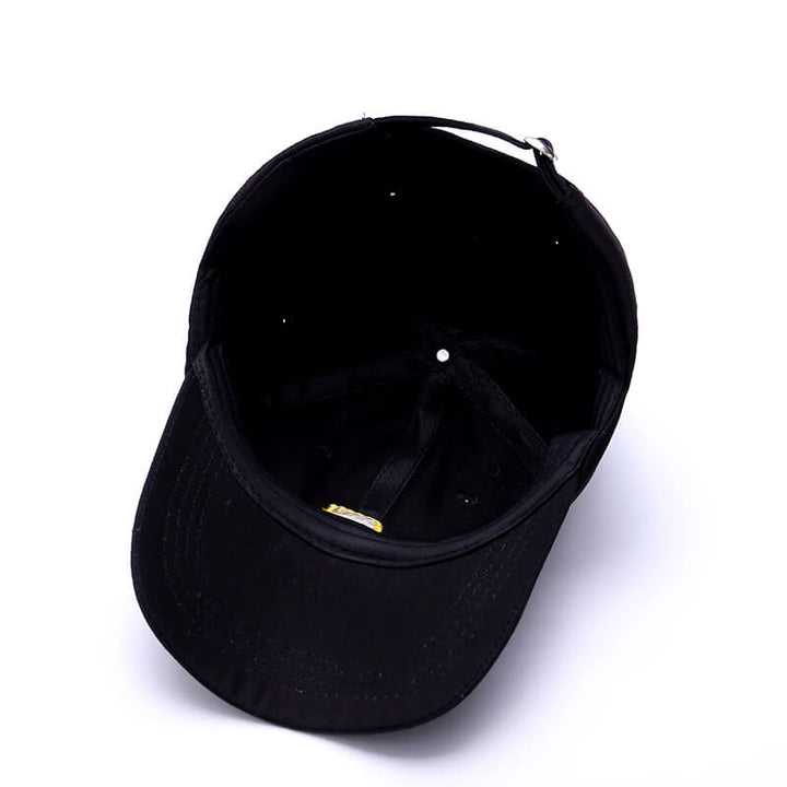 "Svart unisex baseballkeps med justerbar rem, böjd visir och broderade bokstäver. Accessoar för stil och komfort."