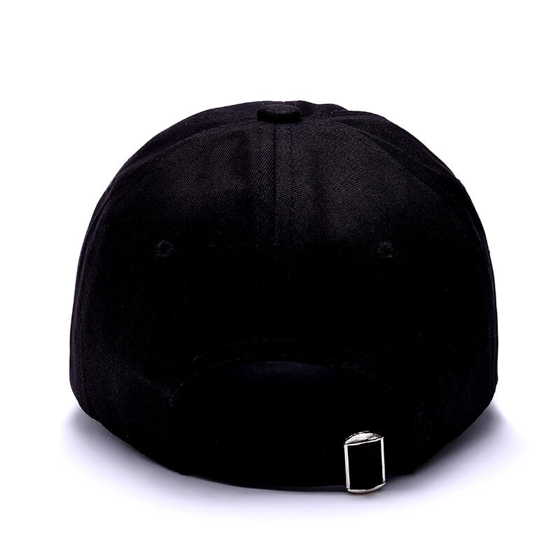 "Svart unisex baseballkeps med justerbar rem, böjd visir och broderade bokstäver. Accessoar för stil och komfort."