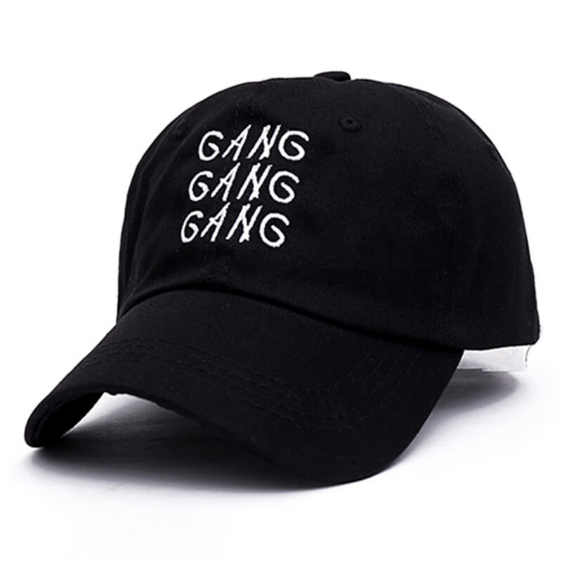 "Svart unisex baseballkeps med justerbar rem, böjd visir och broderade bokstäver. Accessoar för stil och komfort."