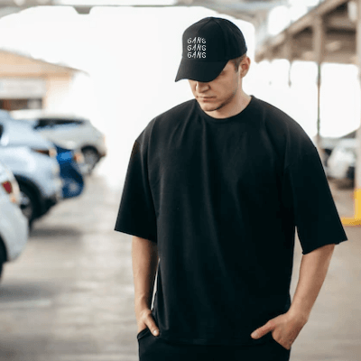 "Svart unisex baseballkeps med justerbar rem, böjd visir och broderade bokstäver. Accessoar för stil och komfort."