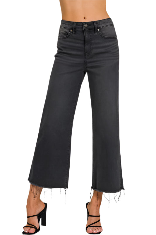 "Svarta damjeans med hög midja, cropped längd, mörk tvättad design och fickor, idealiska för eleganta och avslappnade looks."