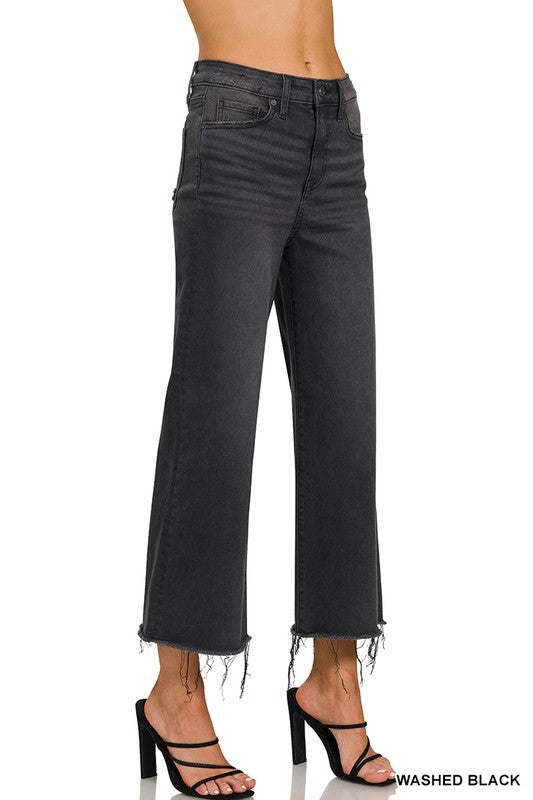 "Svarta damjeans med hög midja, cropped längd, mörk tvättad design och fickor, idealiska för eleganta och avslappnade looks."