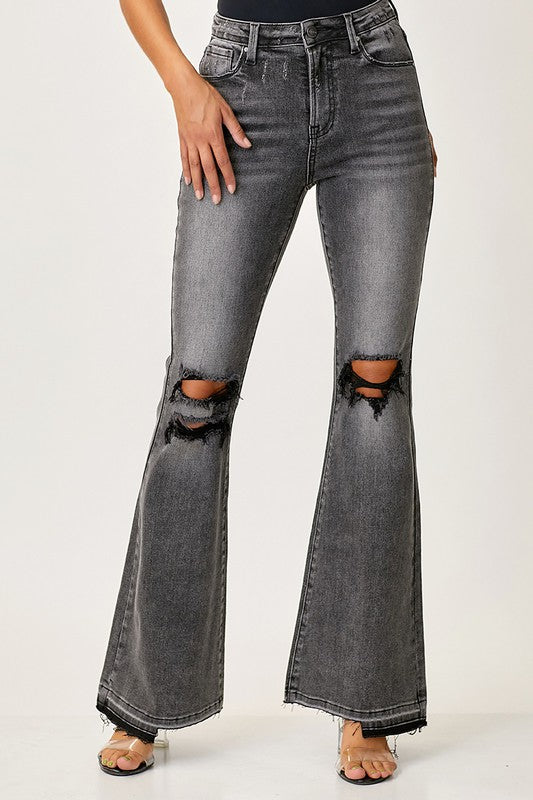 "Svarta damjeans med hög midja och faded flair design, perfekt för vardagsbruk, av slitstark denim i relaxed passform."